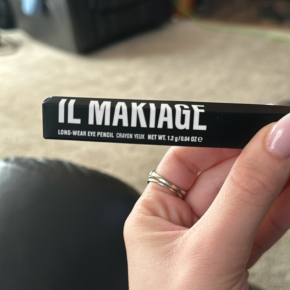 Il Makiage Long wear eye pencil in color OREO